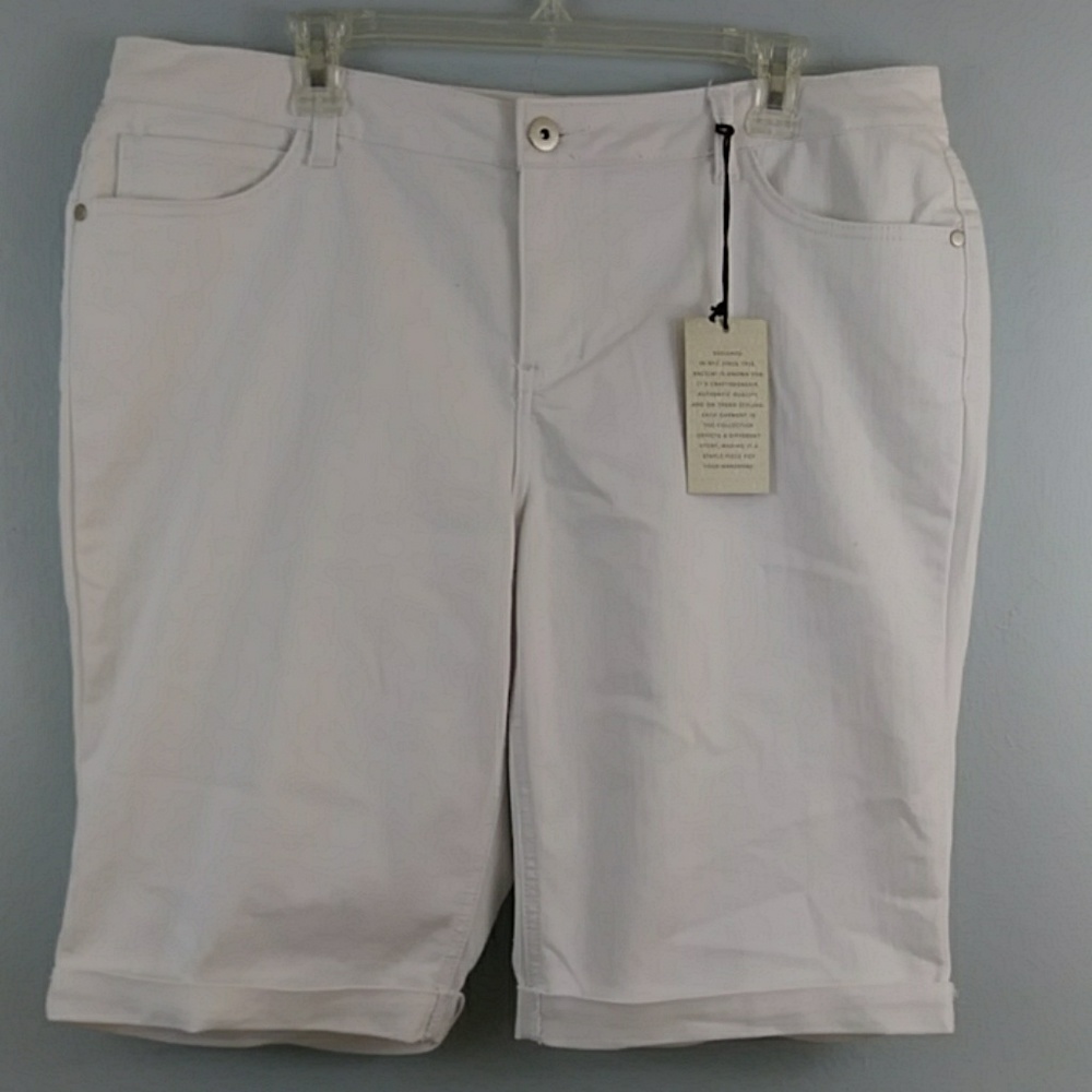 NWT Baccini size 16 white stretch Bermuda shorts